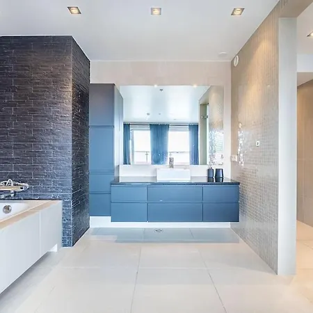 Luxury Apartment, Prime Location Apartment
